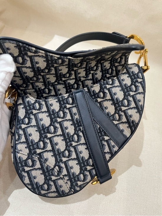 Like New Dior Navy & Ivory Oblique Mini Saddle Bag with Gold 'D' Charm 2020 - Picture 7 of 8